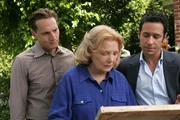 Don (Rob Morrow, r.) und seine Team haben wieder eine Fall erfolgreich gel&ouml;st, denn Mrs. Hellmann (Gena Rowlands, M.) und deren Enkel Joel (Matt Ross, l.) erhalten den originalen Pisarro zur&uuml;ck ...
