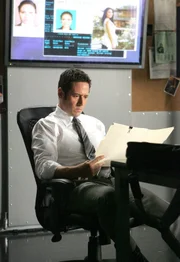 Don (Rob Morrow) und sein Team versuchen den Mord an der Dolmetscherin Kim aufzudecken ... Don (Rob Morrow) und sein Team versuchen den Mord an der Dolmetscherin Kim aufzudecken ...