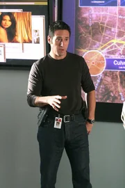 Vor einem angesagten Nachtclub von L.A. wird die tote Kim aufgefunden, die als Dolmetscherin für das chinesische Konsulat gearbeitet hat. Don (Rob Morrow) und sein Team werden dazugezogen, um den Fall zu lösen … Vor einem angesagten Nachtclub von L.A. wird die tote Kim aufgefunden, die als Dolmetscherin für das chinesische Konsulat gearbeitet hat. Don (Rob Morrow) und sein Team werden dazugezogen, um den Fall zu lösen …