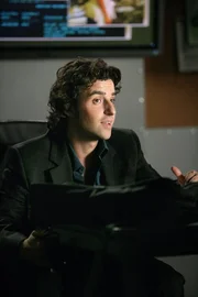 Ist seinem Bruder bei Ermittlungen in einem neuen Fall behilflich: Charlie (David Krumholtz) ... Ist seinem Bruder bei Ermittlungen in einem neuen Fall behilflich: Charlie (David Krumholtz) ...