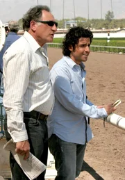 Suchen auf der Rennbahn nach Hinweisen: Charlie (David Krumholtz, r.) und Alan (Judd Hirsch, l.) ...