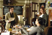 Charlie (David Krumholtz, l.) und Amita (Navi Rawat, M.) lernen ihre neue Chefin Dr. Mildred French (Kathy Najimy) kennen.