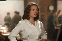 Wer h&auml;tte das gedacht? Aber die attraktive Peggy Carter (Hayley Atwell) ist verantwortlich f&uuml;r die Auswahl und das Training von Kandidaten f&uuml;r das "Project Rebirth", das eine neue Art von Supersoldat erschaffen soll ...