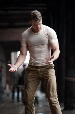 Endlich ist der Tag gekommen, an dem Soldat Steve Rogers (Chris Evans) das Wundermittel gespritzt wird. W&auml;hrend s&auml;mtliche Apparate hei&szlig; laufen, mutiert Steve von einem schm&auml;chtigen Jungen zu einem muskul&ouml;sen, attraktiven und mit &uuml;bermenschlichen F&auml;higkeiten ausgestatten Supersoldaten ...