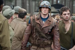 Als Steve Rogers (Chris Evans, 2.v.r.) erf&auml;hrt, dass sein Freund Bucky (Sebastian Stan, r.) und einige seiner Kameraden in Gefangenschaft geraten sind, organisiert er deren Befreiung. Dabei gelingt es ihm, das Hauptquartier von Johann Schmidt zu zerst&ouml;ren, jedoch der Schurke kann entkommen ?