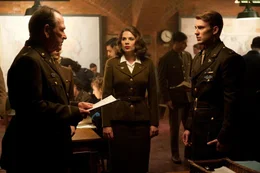 Schon bald m&uuml;ssen Colonel Chester Phillips (Tommy Lee Jones, l.) und Peggy Carter (Hayley Atwell, M.) erkennen, dass nur Steve Rogers (Chris Evans, r.) den gr&ouml;&szlig;enwahnsinnigen Nazi Johann Schmidt, der sich nach einem Selbstversuch mit einem Serum in den d&auml;monischen Superschurken Red Skull verwandelt hat, stoppen kann ...