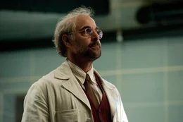 Dr. Abraham Erskine (Stanley Tucci) ist sowohl f&uuml;r Red Skulls wie auch Captain Americas &Uuml;bermenschlichkeit verantwortlich ...