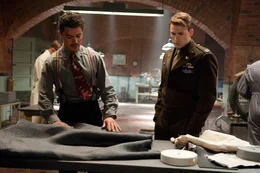 L&auml;sst sich von dem kongenialen Erfinder Howard Stark (Dominic Cooper, l.) mit einem noch wirkungsvolleren Schutzschild ausstatten, um in einem letzten Gefecht den Oberschurken schlechthin zu besiegen: Steve Rogers (Chris Evans, r.) ...