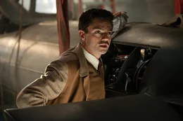 Der brillante Erfinder Howard Stark (Dominic Cooper) entwickelt f&uuml;r Captain America ein Schild, der hundert Mal h&auml;rter als Stahl ist, aber nur ein Drittel wiegt. Er absorbiert s&auml;mtliche St&ouml;&szlig;e, so dass sich selbst scharfe Kugeln wie Watte anf&uuml;hlen ...
