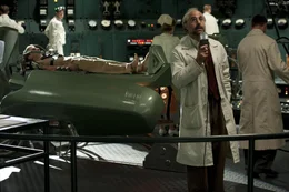 Der aus Deutschland emigrierte Wissenschaftler Abraham Erskine (Stanley Tucci, r.) macht aus dem schm&auml;chtigen Soldaten Steve Rogers (Chris Evans, liegend) mit Hilfe eines von ihm entwickelten revolution&auml;ren Serums einen mit unglaublichen Kr&auml;ften ausgestatteten Supersoldaten ...