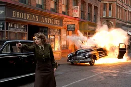 &Auml;u&szlig;erst zielsicher: die attraktive Peggy Carter (Hayley Atwell) ...