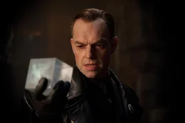 Auch der skrupellose Nazi Johann Schmidt (Hugo Weaving) .erhielt mal eine Dosis des Superserums. Doch da er ein r&uuml;cksichtsloser Machtmensch ist, verwandelt er sich in ein Monstrum mit dem Drang zur Weltherrschaft ...
