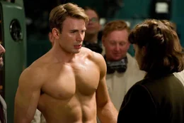 Obwohl zun&auml;chst noch sehr schm&auml;chtig, kann sich Peggy Carter (Hayley Atwell, r.) schon bald f&uuml;r den charakterstarken Steve Rogers (Chris Evans, l.) begeistern. Nach der "Behandlung" mit dem Superserum entdeckt sie weitere Qualit&auml;ten bei dem Captain America ...