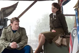 Das Serum verwandelt den schm&auml;chtigen Jungen Steve Rogers (Chris Evans, l.) in einen mit unglaublichen Kr&auml;ften ausgestatteten Super-Soldaten. Doch zun&auml;chst wird er nur f&uuml;r Propagandazwecke eingesetzt, bis ihn Peggy Carter (Hayley Atwell, r.) aufr&uuml;ttelt ...