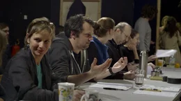 Eine Pr&uuml;fkommission der Schauspielschule mit Nora Somaini, Titus Georgi, Carolin Eichhorn, Onno Grohmann und Ayana Goldstein schaut den Bewerbern zu.