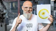 Der „Blob“ ist kein außerirdisches Wesen, wie sein Namensgeber im Film vermuten lässt; er ist ein Schleimpilz und gehört zu den ältesten Lebensformen der Erde. Obwohl er ohne Lupe zu erkennen ist, besteht er nur aus einer einzigen Zelle mit tausenden von Zellkernen. Dieser Schleimpilz ist etwas ganz Besonderes, denn er hat eine Art Gedächtnis: Er kann Informationen aufnehmen, verarbeiten und speichern. Wie der „Blob“ sogar bei der Stadt- und Verkehrsplanung helfen könnte, zeigt Thomas D – in „Wissen vor acht – Natur“. Der „Blob“ ist kein außerirdisches Wesen, wie sein Namensgeber im Film vermuten lässt; er ist ein Schleimpilz und gehört zu den ältesten Lebensformen der Erde. Obwohl er ohne Lupe zu erkennen ist, besteht er nur aus einer einzigen Zelle mit tausenden von Zellkernen. Dieser Schleimpilz ist etwas ganz Besonderes, denn er hat eine Art Gedächtnis: Er kann Informationen aufnehmen, verarbeiten und speichern. Wie der „Blob“ sogar bei der Stadt- und Verkehrsplanung helfen könnte, zeigt Thomas D – in „Wissen vor acht – Natur“.