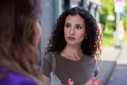 Naomi (Nadine Menz, r.) schiebt ihre Sorge um Patrizia Britta (Tabea Heynig) zuliebe zur Seite. Naomi (Nadine Menz, r.) schiebt ihre Sorge um Patrizia Britta (Tabea Heynig) zuliebe zur Seite.