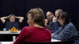 Hitzige und heitere Diskussionen zu den Entscheidungen am Schluss der Pr&uuml;fungszeit: Stefan Wiefel, Nora Somaini, Stephan Hintze, Onno Grohmann und Helga Melzer.