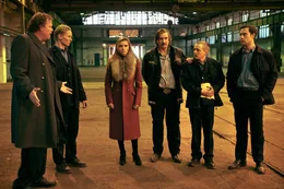 Katja wohnt in einer leerstehenden Fabrikhalle einer Diskussion des kriminellen Feuerwehrtrupps ihres abwesenden Mannes bei. (v.l.n.r. Bernd H&ouml;lscher, Roman Schomburg, Sophia Thomalla, Karsten Mielke, Jakob Schmidt, Malte Thomsen)