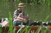 Oliver (Patrik Fichte, l.) macht mit Bianca (Tanja Wedhorn, r.) einen romantischen Ausflug auf den See. Oliver (Patrik Fichte, l.) macht mit Bianca (Tanja Wedhorn, r.) einen romantischen Ausflug auf den See.