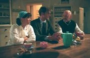 Oliver (Patrik Fichte, M.) teilt Köchin Bärbel (Birgit Wiedel Weidinger, l.) und Verwalter Georg (Uwe Zerbe, r.) mit, dass seine Verlobte früher zurückkehrt. Oliver (Patrik Fichte, M.) teilt Köchin Bärbel (Birgit Wiedel Weidinger, l.) und Verwalter Georg (Uwe Zerbe, r.) mit, dass seine Verlobte früher zurückkehrt.