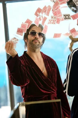 Einst war Buddy Israel (Jeremy Piven) ein B&uuml;hnenclown in Vegas, doch dann fiel wohlwollend das Auge des Mafiabosses Sparazza auf ihn, und Buddy schlug eine Laufbahn als Gangster ein. Jetzt steht Buddy vor einer dritten Karriere: Kronzeuge beim FBI ...