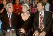 Dolly Malzahn (Daniela Hoffmann, Mitte) genießt es, bei dem Konzert des Wunder-Pianisten zwischen ihren beiden Verehrern Dr. Hennings (Jörg Bräuer, links) und Dr. Kistler (Ulli Lothmanns, rechts) zu sitzen. Dolly Malzahn (Daniela Hoffmann, Mitte) genießt es, bei dem Konzert des Wunder-Pianisten zwischen ihren beiden Verehrern Dr. Hennings (Jörg Bräuer, links) und Dr. Kistler (Ulli Lothmanns, rechts) zu sitzen.