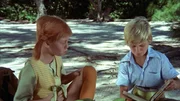 Pippi Langstrumpf (Inger Nilsson) und Tommy (Pär Sundberg) machen Rast auf einer tropischen Insel kurz vor Taka-Tuka. Pippi Langstrumpf (Inger Nilsson) und Tommy (Pär Sundberg) machen Rast auf einer tropischen Insel kurz vor Taka-Tuka.