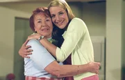 Bianca (Tanja Wedhorn, r.) ist wieder gl&uuml;cklich mit ihrer Gro&szlig;mutter Ursula (Annemone Haase, l.) vereint.