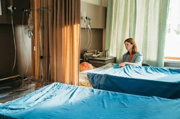 Dorothee Kleiber (Alina Stiegler) am Bett ihres Bruders Stefan (Hannes Linder), dem sie nicht sagen darf, dass Vater und der andere Bruder ihren Verletzungen erlegen sind.