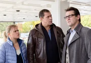 Finn Kiesewetter (Sven Martinek, M.) und Sandra Schwartenbeck (Marie-Luise Schramm, l.) hoffen, dass sich Lars Englen (Ingo Naujoks, r.) doch noch an irgendetwas erinnern kann.