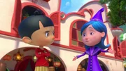 Pinocchio (l.) versucht gleichzeitig auf zwei Festen zu sein, seine Freundin Betulla (r.) soll ihn dabei unterstützen. Pinocchio (l.) versucht gleichzeitig auf zwei Festen zu sein, seine Freundin Betulla (r.) soll ihn dabei unterstützen.