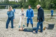 Die SOKOs am Tatort: Arthur Bauer (Gerd Silberbauer, r.), Dr. Weissenböck (Florian Odendahl, 2.v.r.), Billie Curio (Sina Reiß, 2.v.l.) und Resi Schwaiger (Mersiha Husagic, l.). Die SOKOs am Tatort: Arthur Bauer (Gerd Silberbauer, r.), Dr. Weissenböck (Florian Odendahl, 2.v.r.), Billie Curio (Sina Reiß, 2.v.l.) und Resi Schwaiger (Mersiha Husagic, l.).