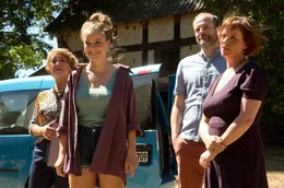 Katja singt ein Abschiedslied f&uuml;r ihre Tochter Leonie (Amelie Herres, vorne). Katjas Ehemann Thomas (Thomas Limpinsel), Schwiegermutter Lilo (Gitta Schweigh&ouml;fer) und ihre Freundin Maren (Gisela Aderhold) h&ouml;ren zu.
