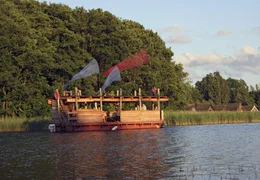 Eine Truppe von Gauklern bef&auml;hrt die Mecklenburger Seen im Sommer mit einem selbstgebauten Flo&szlig;.