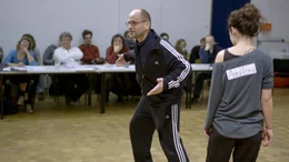 Professor Stephan Hintze zeigt einer Bewerberin Bewegungsabl&auml;ufe.