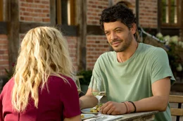 Daniel (Carlo Ljubek) findet Gefallen an Katja (Nadja Uhl).