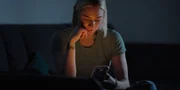 Sandrine (29) hat gelernt, mit Depressionen zu leben. "Es ist wichtig, sich vor Augen zu halten, dass eine Depression nicht das ist, was einen vollkommen ausmacht." Sandrine (29) hat gelernt, mit Depressionen zu leben. "Es ist wichtig, sich vor Augen zu halten, dass eine Depression nicht das ist, was einen vollkommen ausmacht."