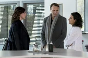 Die Zusammenarbeit von Leyla (Sanam Afrashteh, r.) und Dr. Stein (Bernhard Bettermann, M.) klappt wunderbar. Er kann ihr beim Gespr&auml;ch mit Silas&lsquo; Mutter Carla Bieder (Anne Weinknecht, l.) unterst&uuml;tzend zur Seite stehen.