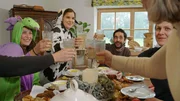 Anna bei einem lustigen gemeinsamen Essen auf dem Bauernhof. Anna bei einem lustigen gemeinsamen Essen auf dem Bauernhof.