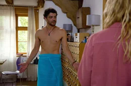 Daniel (Carlo Ljubek) sucht seine Hose.