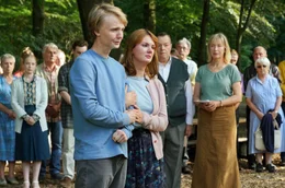 Bei der Gedenkfeier zum Jahrestag des Ungl&uuml;cks gedenken Stefan Kleiber (Hannes Linder) und seine Schwester Dorothee (Alina Stiegler) ihres Bruders und ihres Vaters, die beide an ihren Verletzungen starben. Im Hintergrund Bernd Lehmann (Oliver Reinhard) und Psychologien Martina Puttkammer (Therese H&auml;mer).