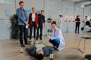 Die Kommissare Thomas (Moritz von Zeddelmann, l.) und Laura Schmidt (Marija Kovčo, 2.v.l.) sowie Polizeihauptmeister Mohr (Max Müller, 3.v.l.) staunen nicht schlecht, als ihnen Rechtsmedizinerin Atay (Sevda Polat, r.) nach ihrer ersten Untersuchung mitteilt, dass das Opfer (Komparse, M.) mit Atropin vergiftet worden ist. Die Kommissare Thomas (Moritz von Zeddelmann, l.) und Laura Schmidt (Marija Kovčo, 2.v.l.) sowie Polizeihauptmeister Mohr (Max Müller, 3.v.l.) staunen nicht schlecht, als ihnen Rechtsmedizinerin Atay (Sevda Polat, r.) nach ihrer ersten Untersuchung mitteilt, dass das Opfer (Komparse, M.) mit Atropin vergiftet worden ist.