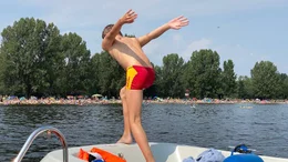 PHOENIX UNSERE GESCHICHTE, "Als der Norden schwimmen lernte", am Montag (25.08.25) um 23:45 Uhr. Bei der DLRG k&ouml;nnen schon Kinder lernen, wie man Ertrinkende rettet. (Weitere Bilder auf Anfrage)
