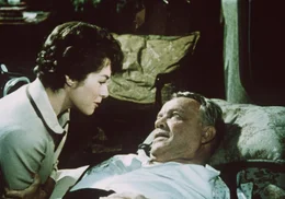 Der Pfarrer (Friedrich Domin) wendet sich an Petra (Marianne Koch) und t&auml;uscht einen Herzinfarkt vor. Weiteres Bildmaterial finden Sie unter www.br-foto.de.