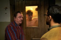 Der neurotische Fabrikbesitzer Rainer (Peter Kurth) hat Rudi (Merlin Rose) in seiner Sauna eingesperrt und diskutiert mit Sam (Kostja Ullmann) &uuml;ber eine Freilassung.