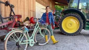 Auf dem Bauernhof tauscht Anna ihre lila Treter gegen gelbe Gummistiefel. Auf dem Bauernhof tauscht Anna ihre lila Treter gegen gelbe Gummistiefel.