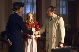 Captain Grady (Megan Gay) gibt sich den deutschen Ermittlern Hagen Dudek (Trystan P&uuml;tter) und Jeanine Koops (Elisa Schlott) gegen&uuml;ber verbindlich, hat aber im Grunde genommen nicht die Absicht oder Aufgabe, deren Arbeit zu unterst&uuml;tzen