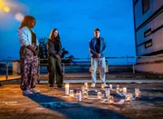 Joyce Kumi (Sarah Quarshie, l.), Kathrin Reisch (Maj-Britt Klenke, M.) und Daniel Aigner (Leon Blaschke), Mitglieder der Sprayer-Gruppe "Hurricane", sind bestürzt über den Tod ihres Freundes Jens Scheurer. Joyce Kumi (Sarah Quarshie, l.), Kathrin Reisch (Maj-Britt Klenke, M.) und Daniel Aigner (Leon Blaschke), Mitglieder der Sprayer-Gruppe "Hurricane", sind bestürzt über den Tod ihres Freundes Jens Scheurer.