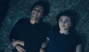 W&auml;hrend des Stromausfalls im Reitstall, tauschen Dan (Max Crean, l.) und Natasha (Antonia Robinson, r.) bei einem Gespr&auml;ch zu zweit auf dem Heuboden ihre Gedanken aus.